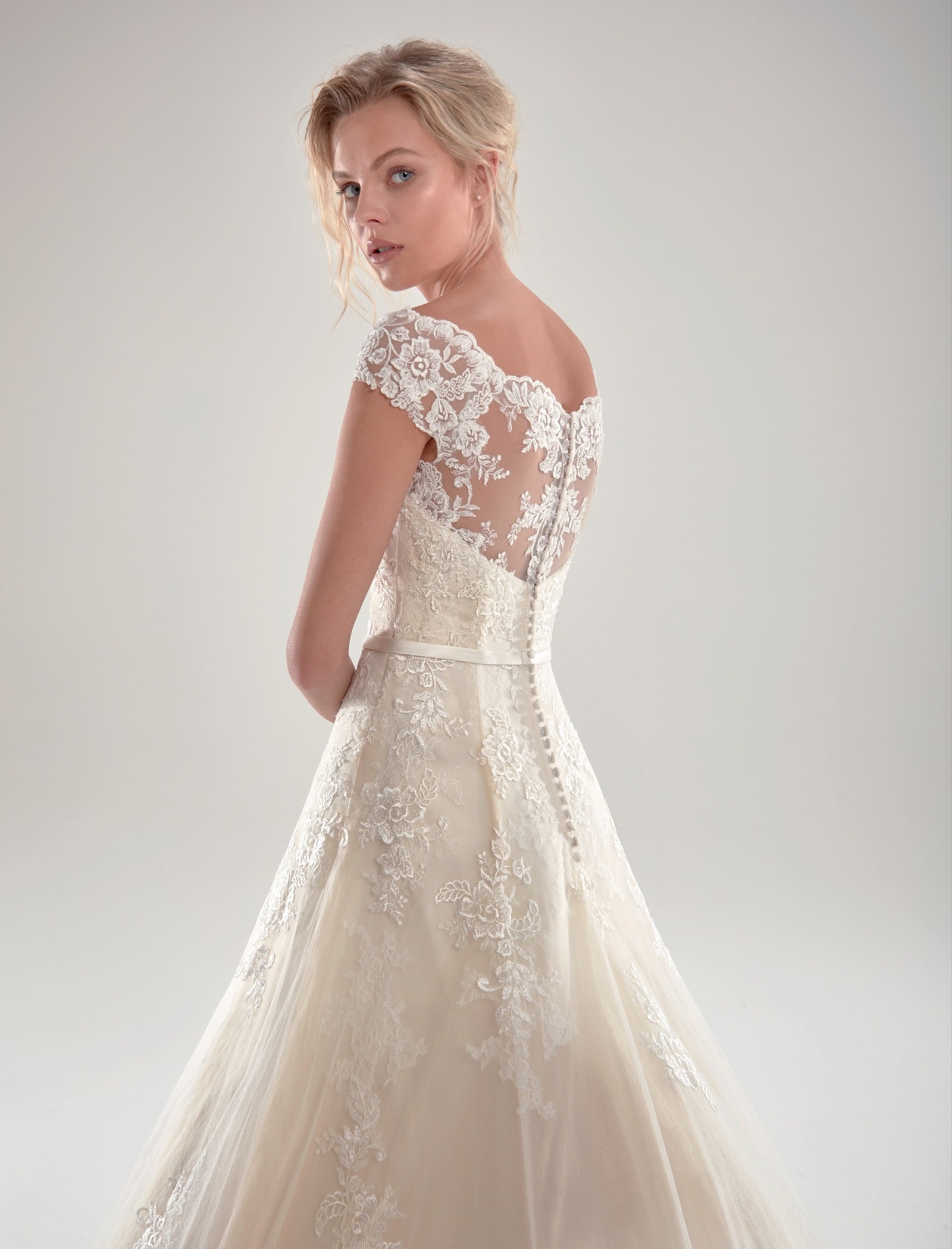 Prinzessinkleid mit Carmenausschnitt Silk and More Brautmode aus Köln